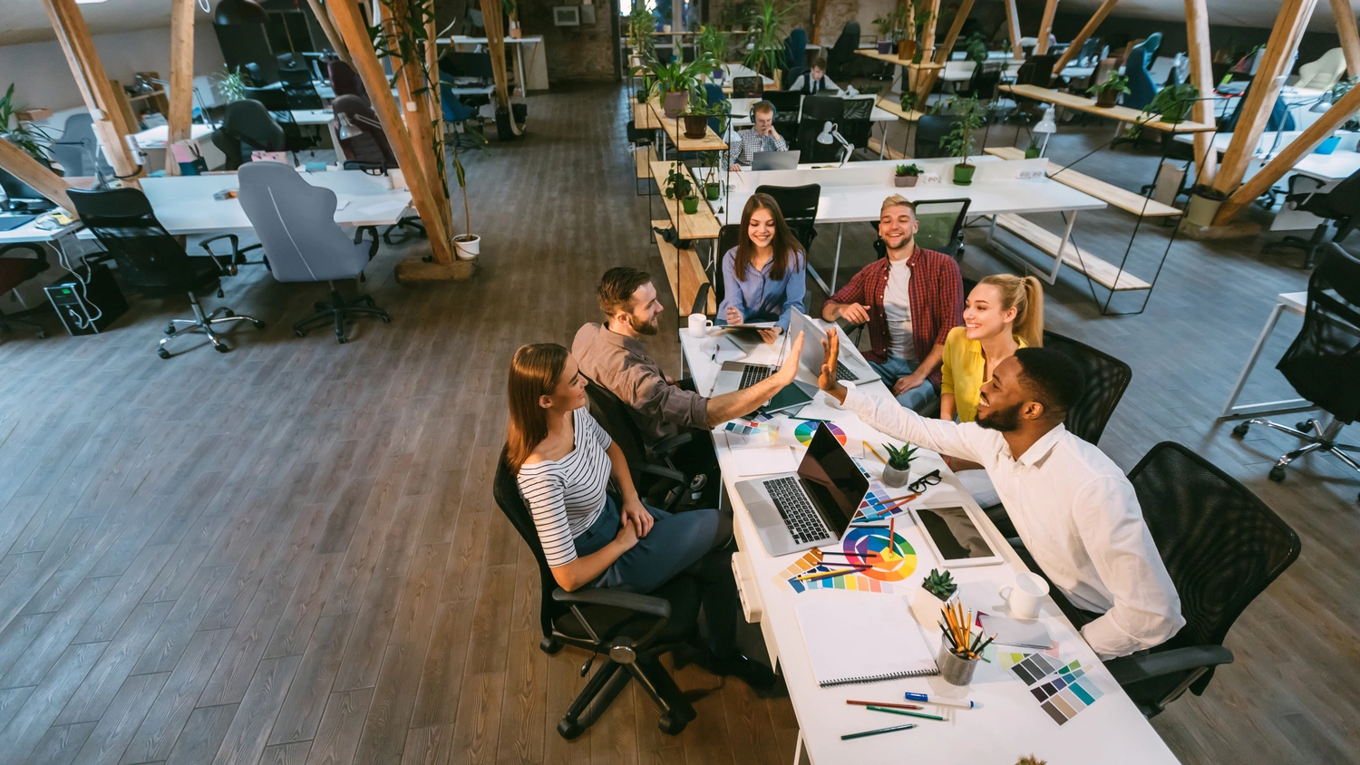 Diverses team kollaboration loft buero high five